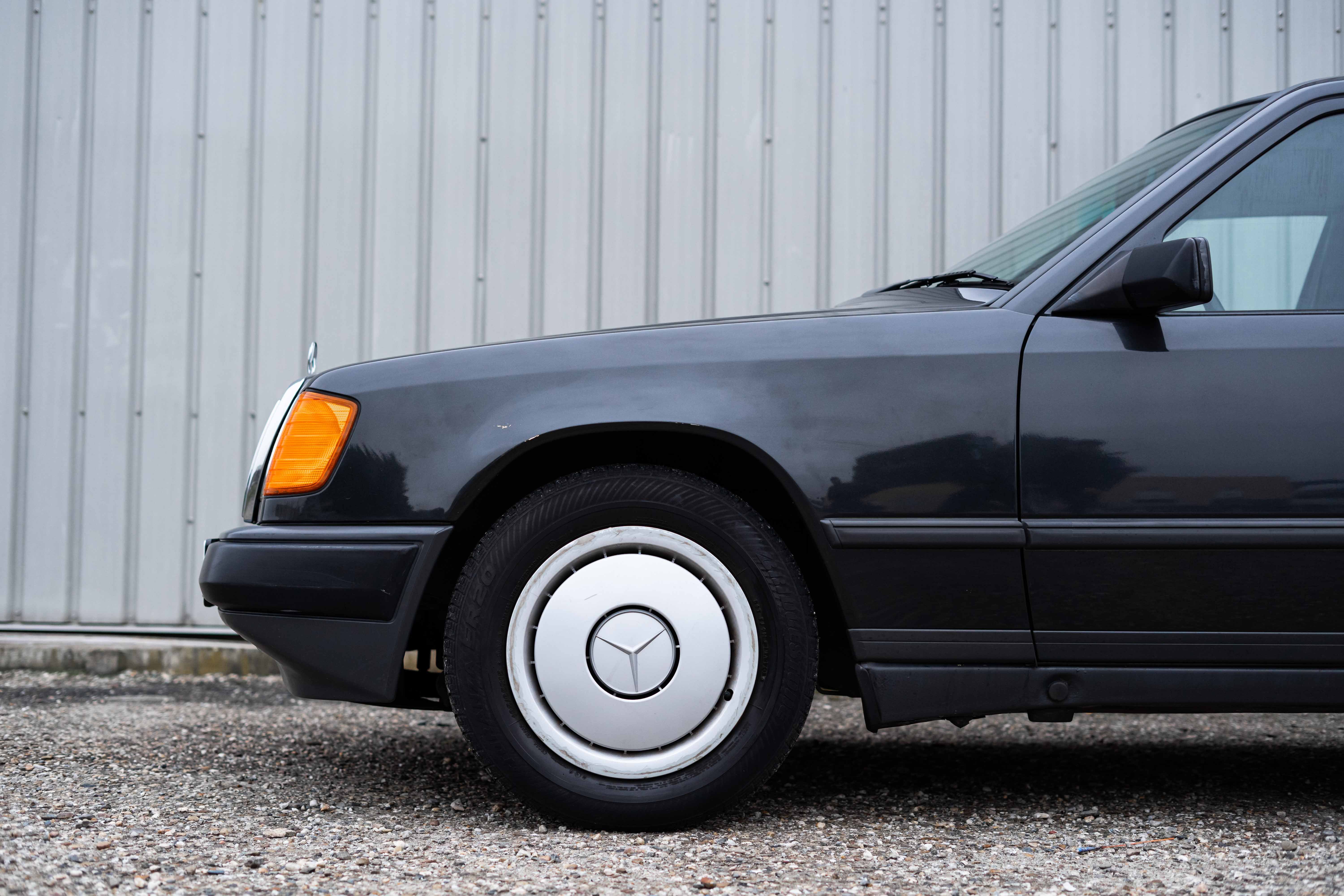 Mercedes 300E W124 1989 Blauschwarz