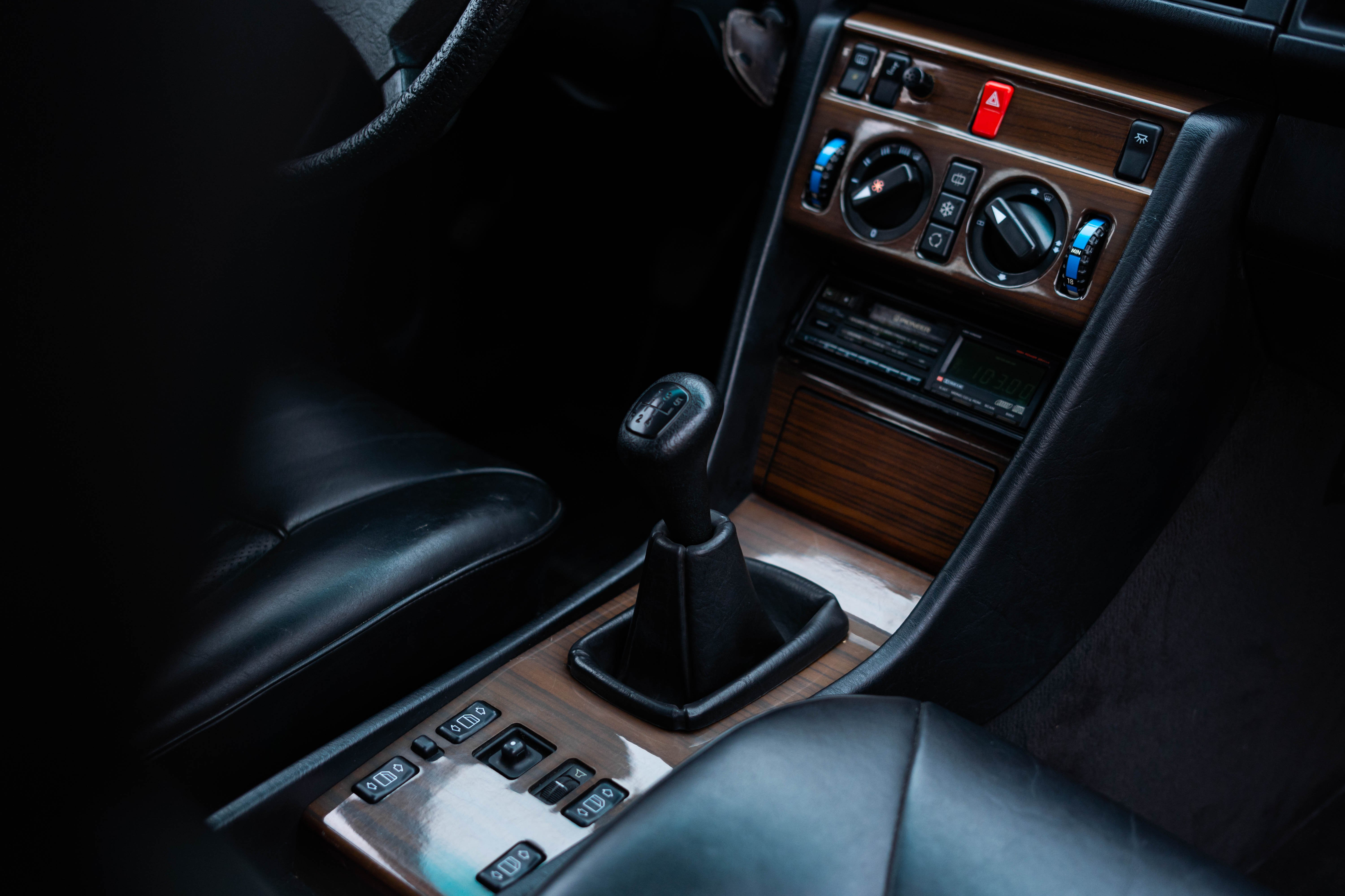 Mercedes 300E W124 1989 Blauschwarz