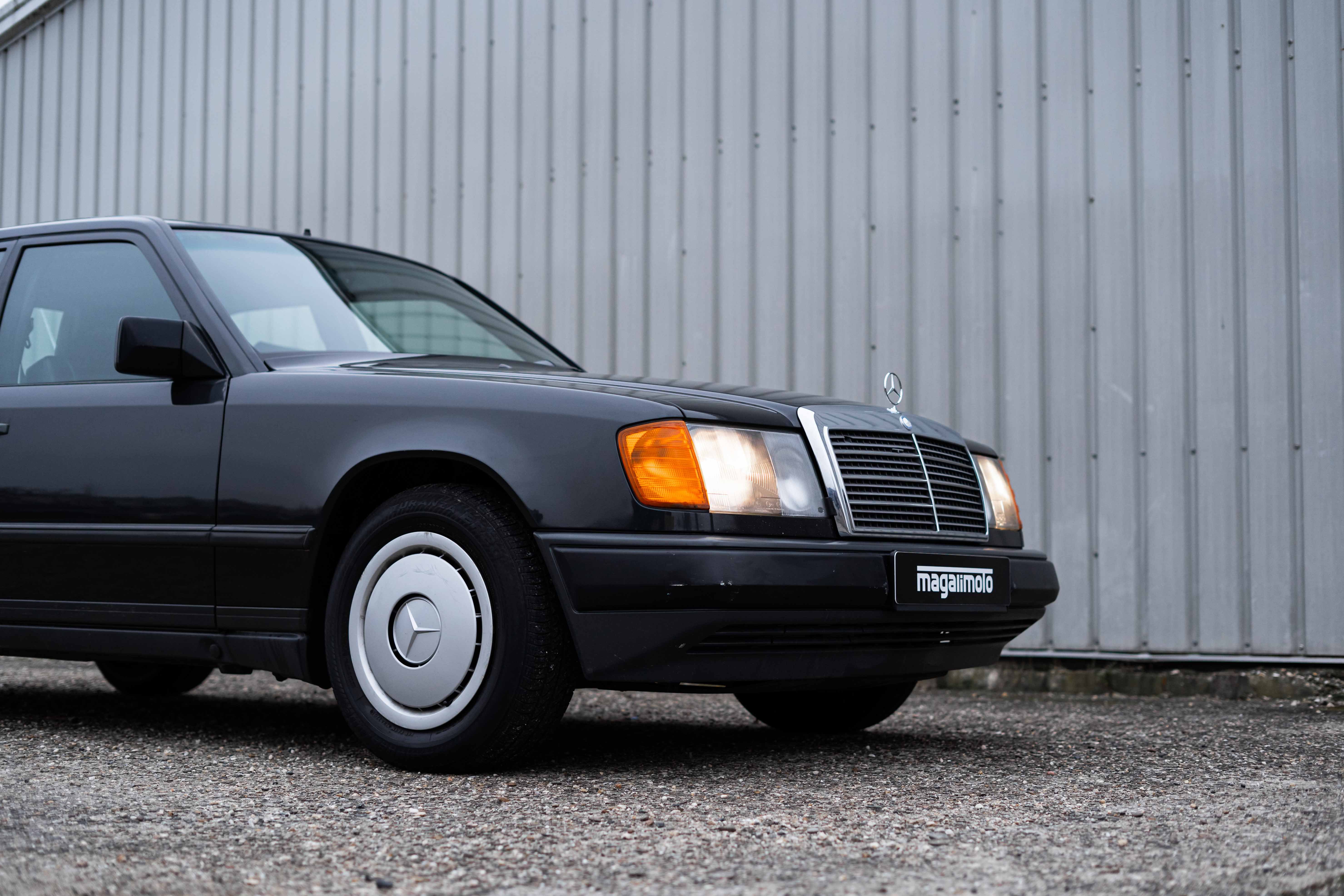 Mercedes 300E W124 1989 Blauschwarz