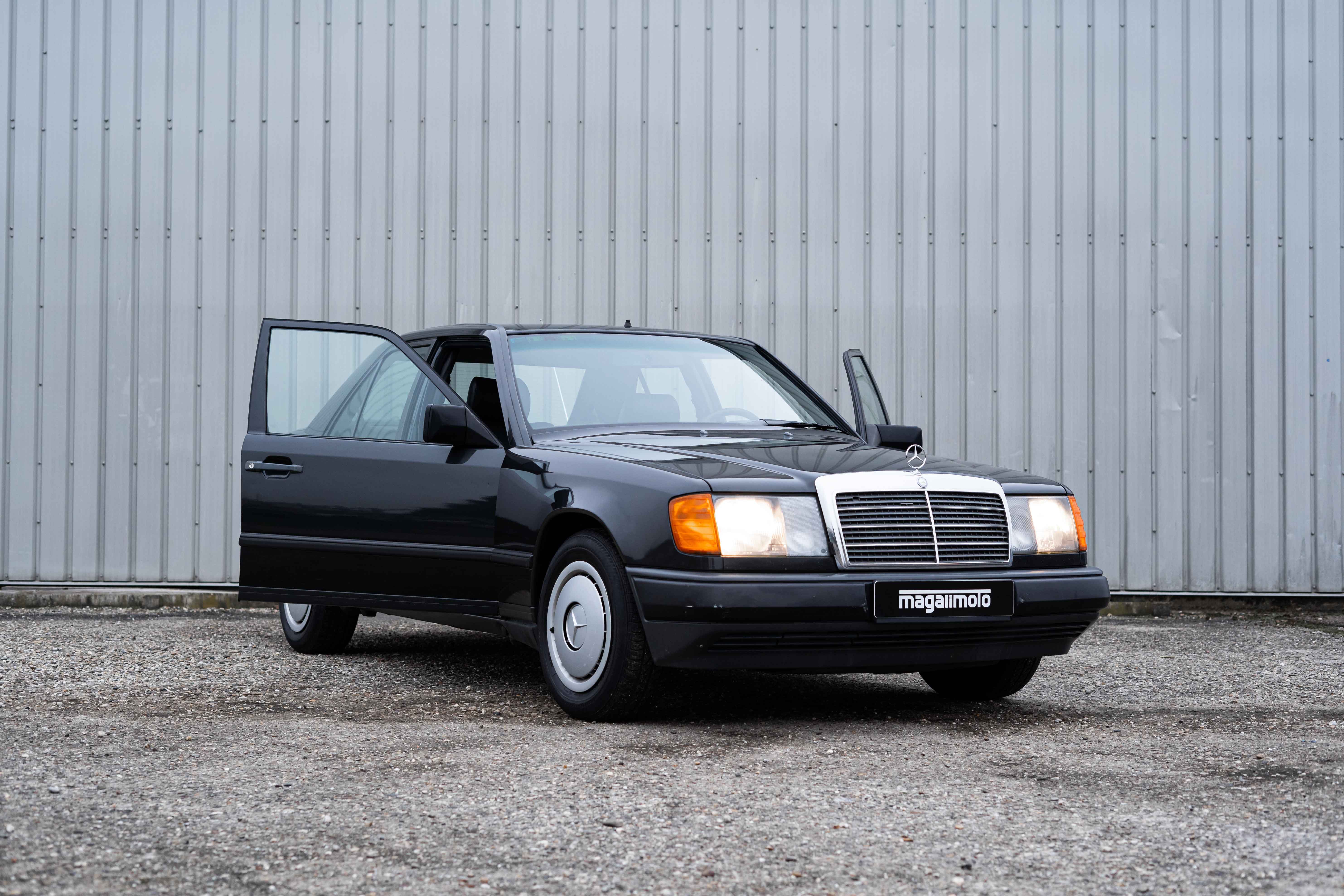 Mercedes 300E W124 1989 Blauschwarz