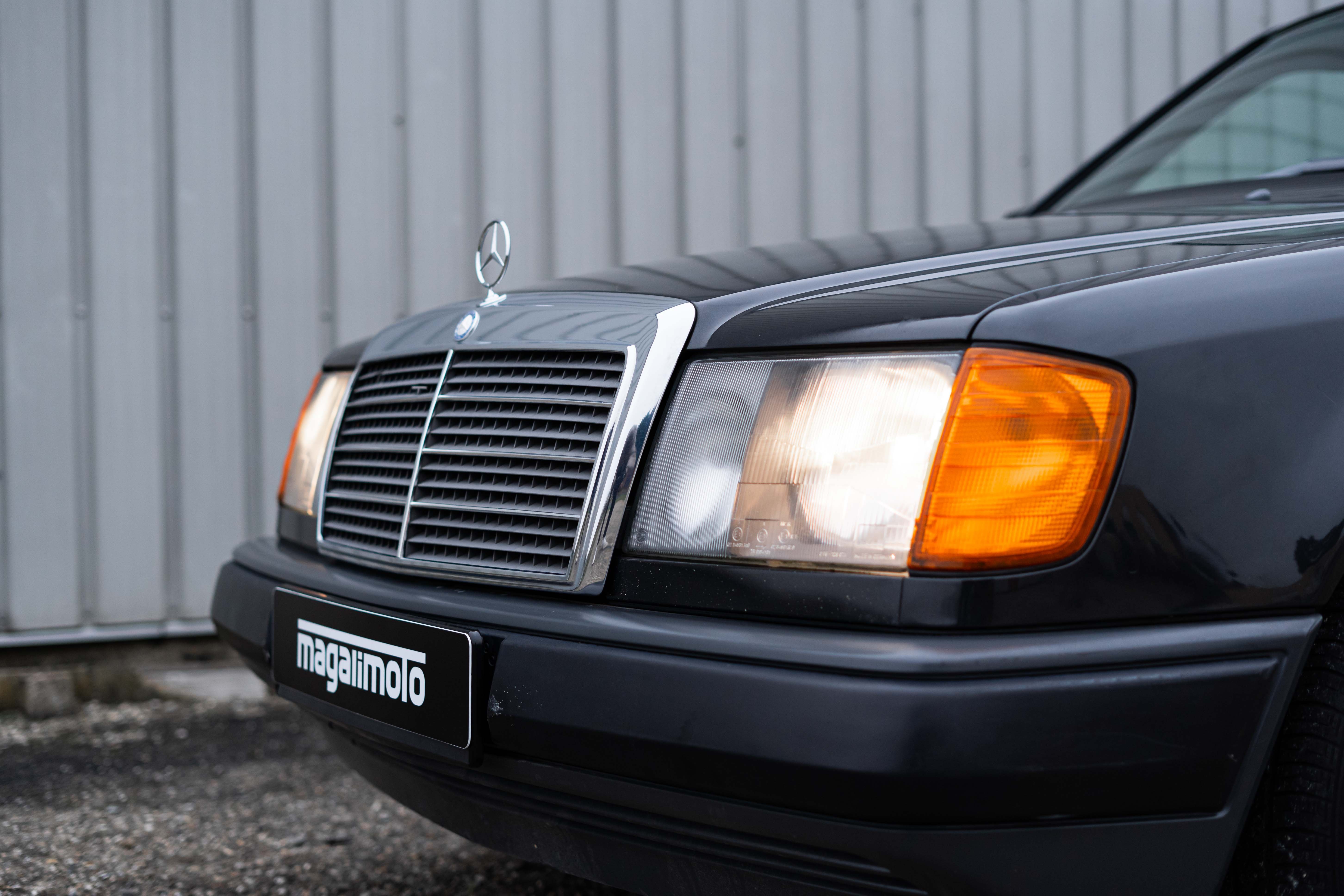 Mercedes 300E W124 1989 Blauschwarz