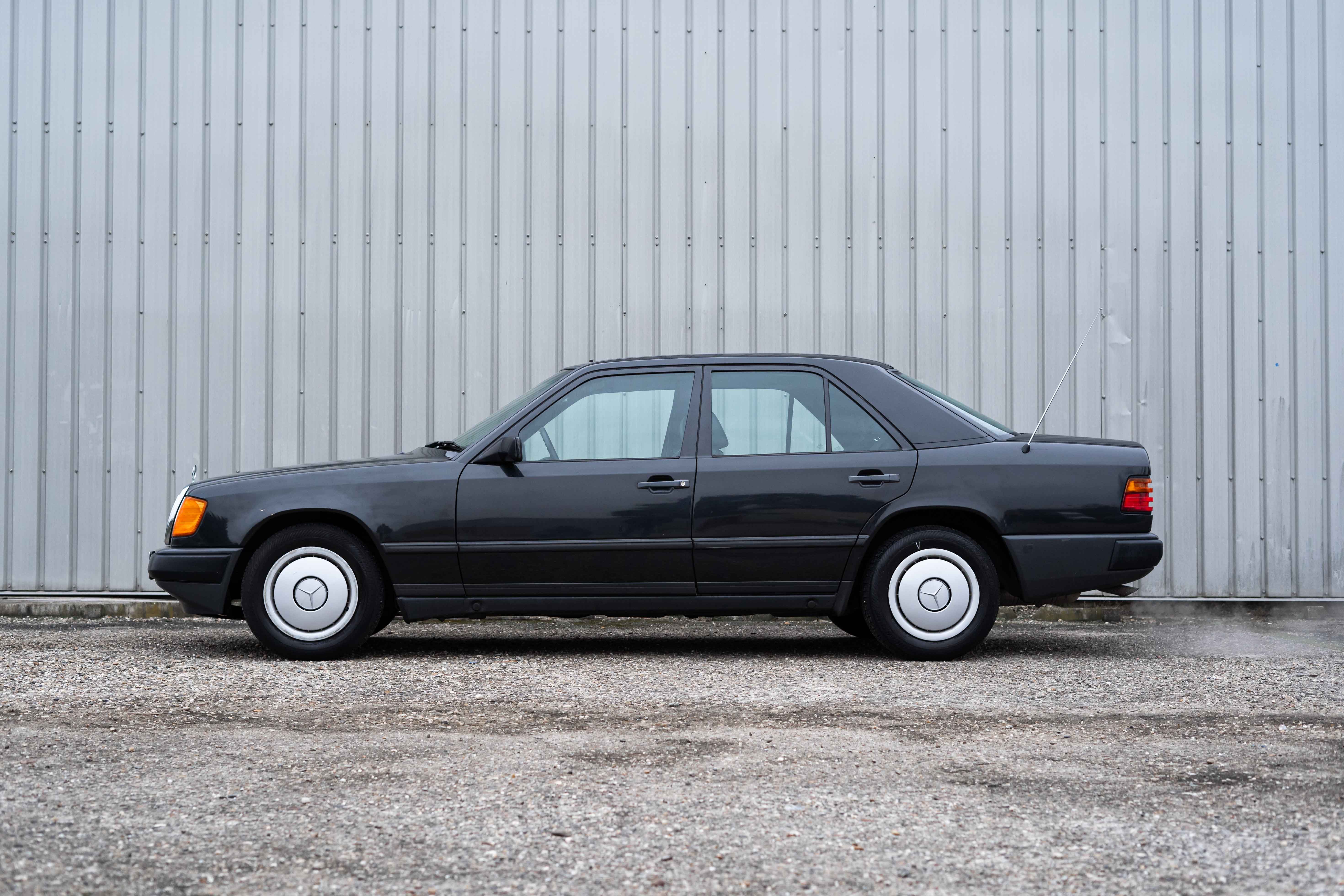 Mercedes 300E W124 1989 Blauschwarz