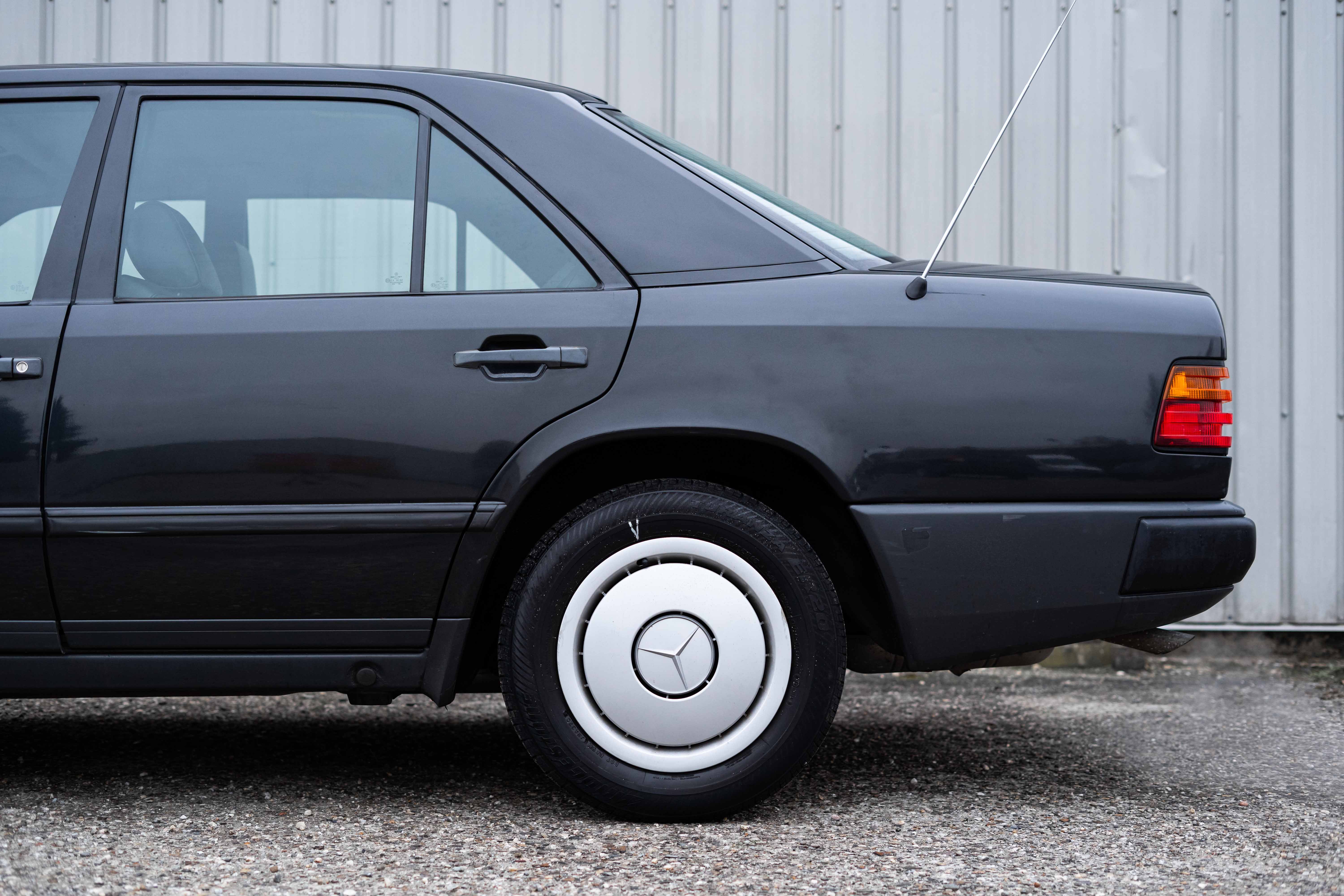 Mercedes 300E W124 1989 Blauschwarz