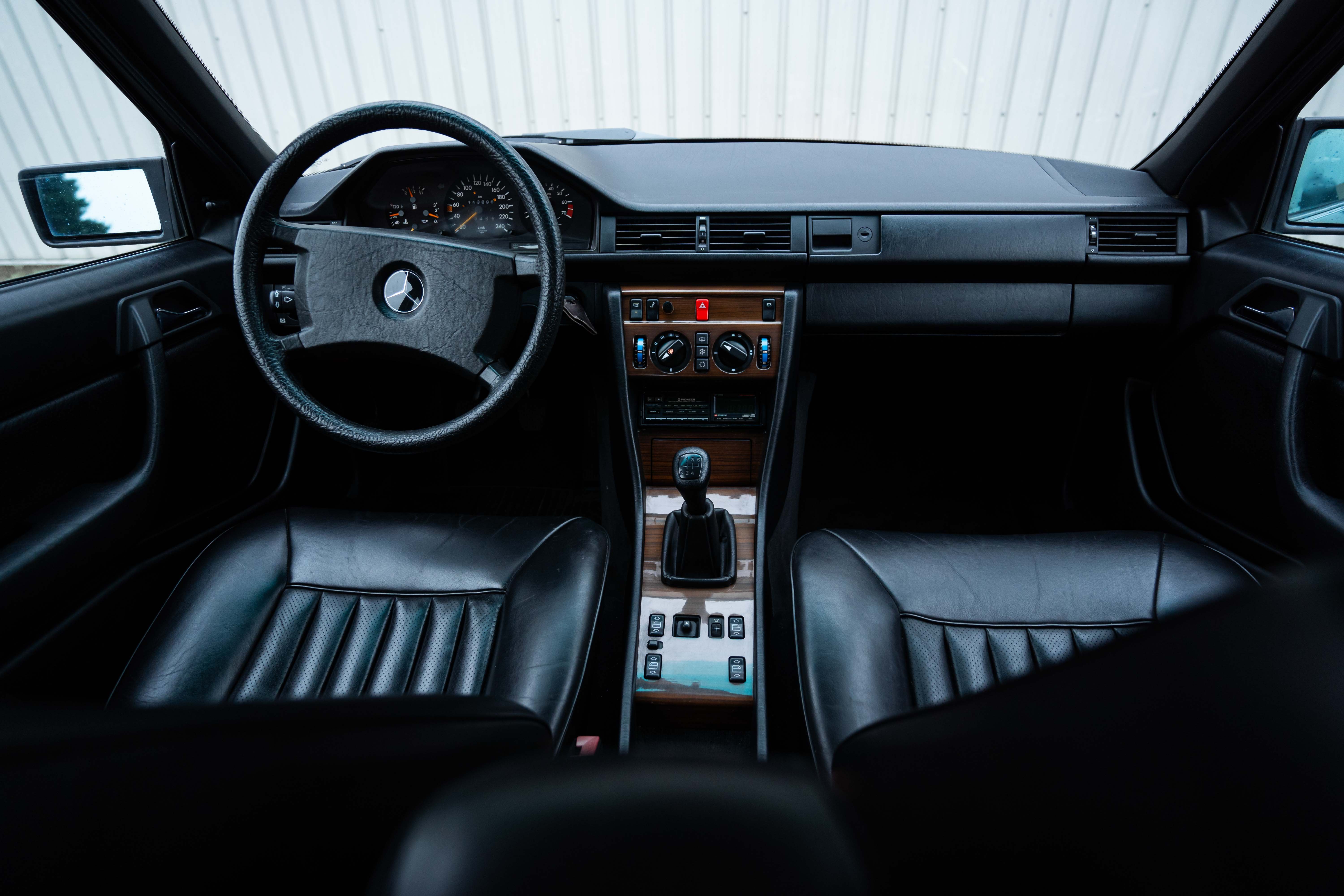 Mercedes 300E W124 1989 Blauschwarz