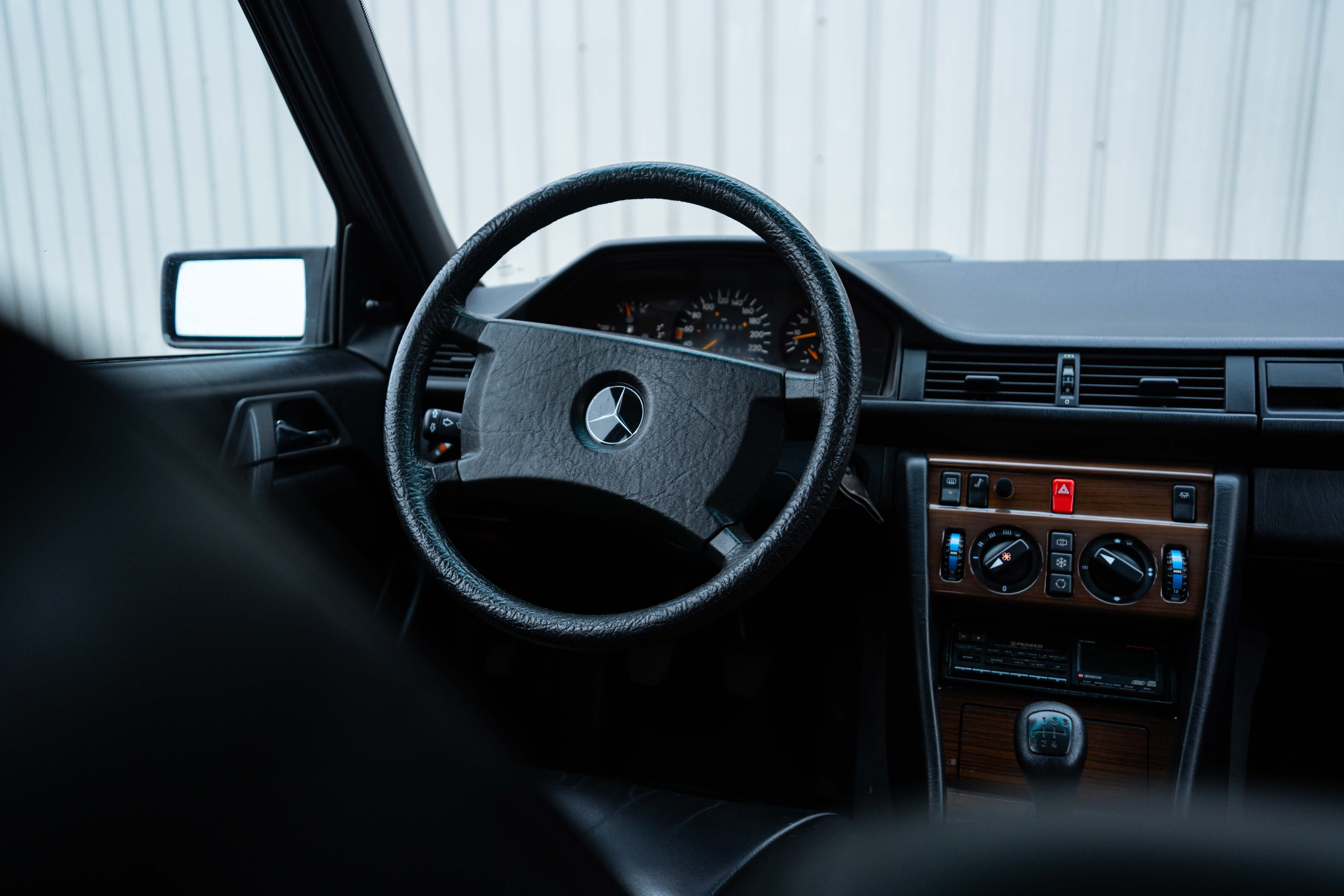 Mercedes 300E W124 1989 Blauschwarz