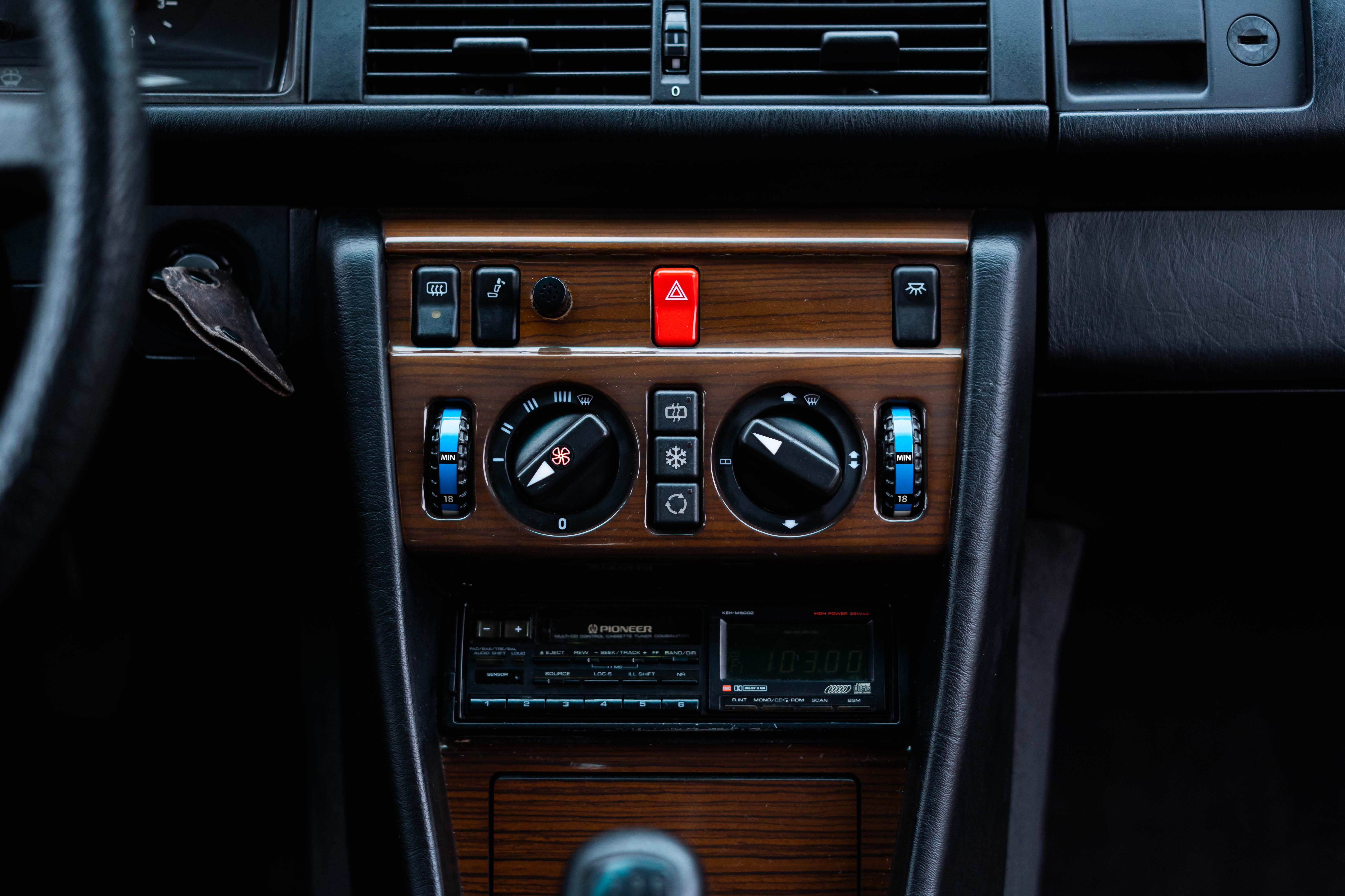 Mercedes 300E W124 1989 Blauschwarz