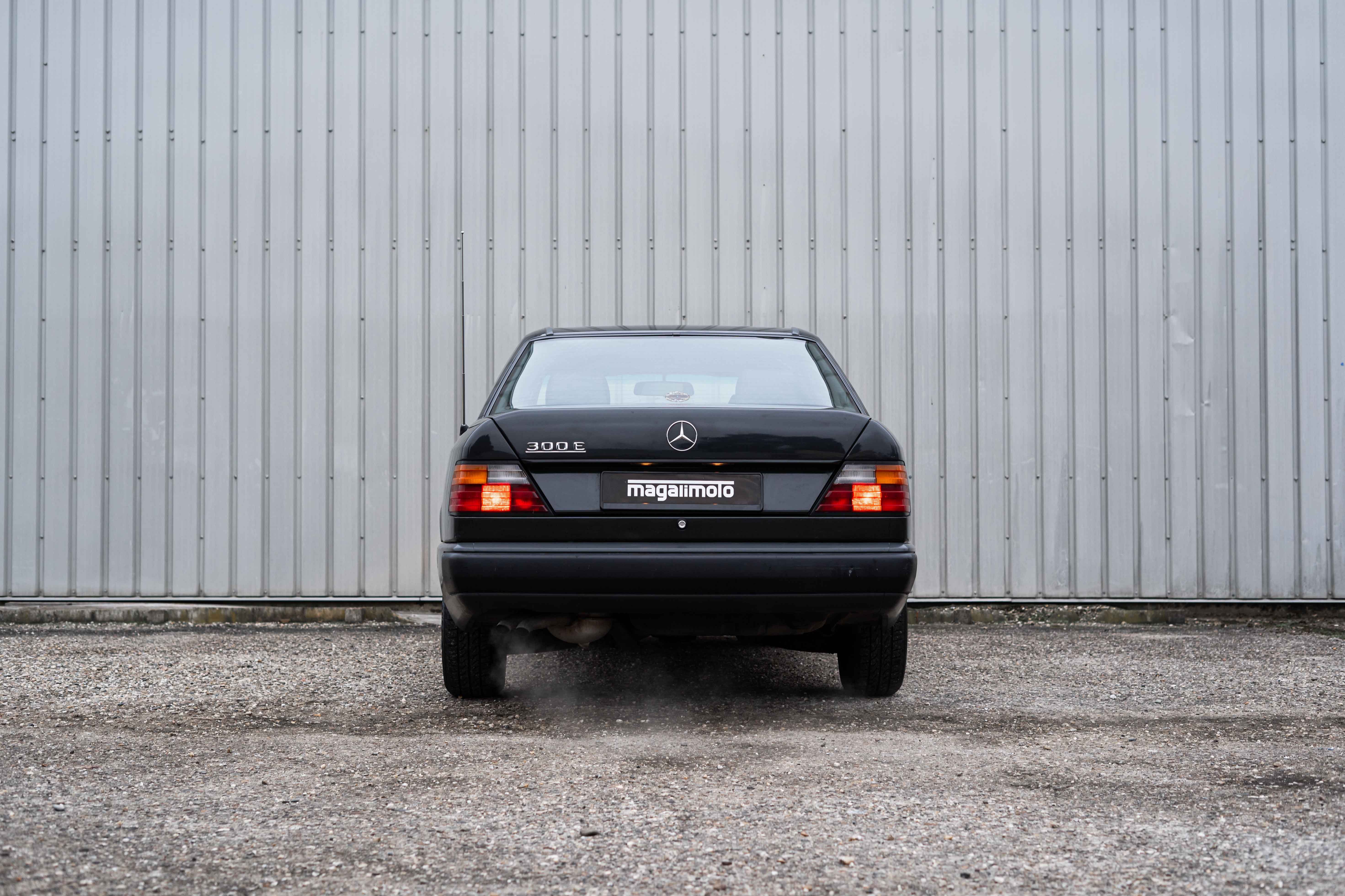Mercedes 300E W124 1989 Blauschwarz