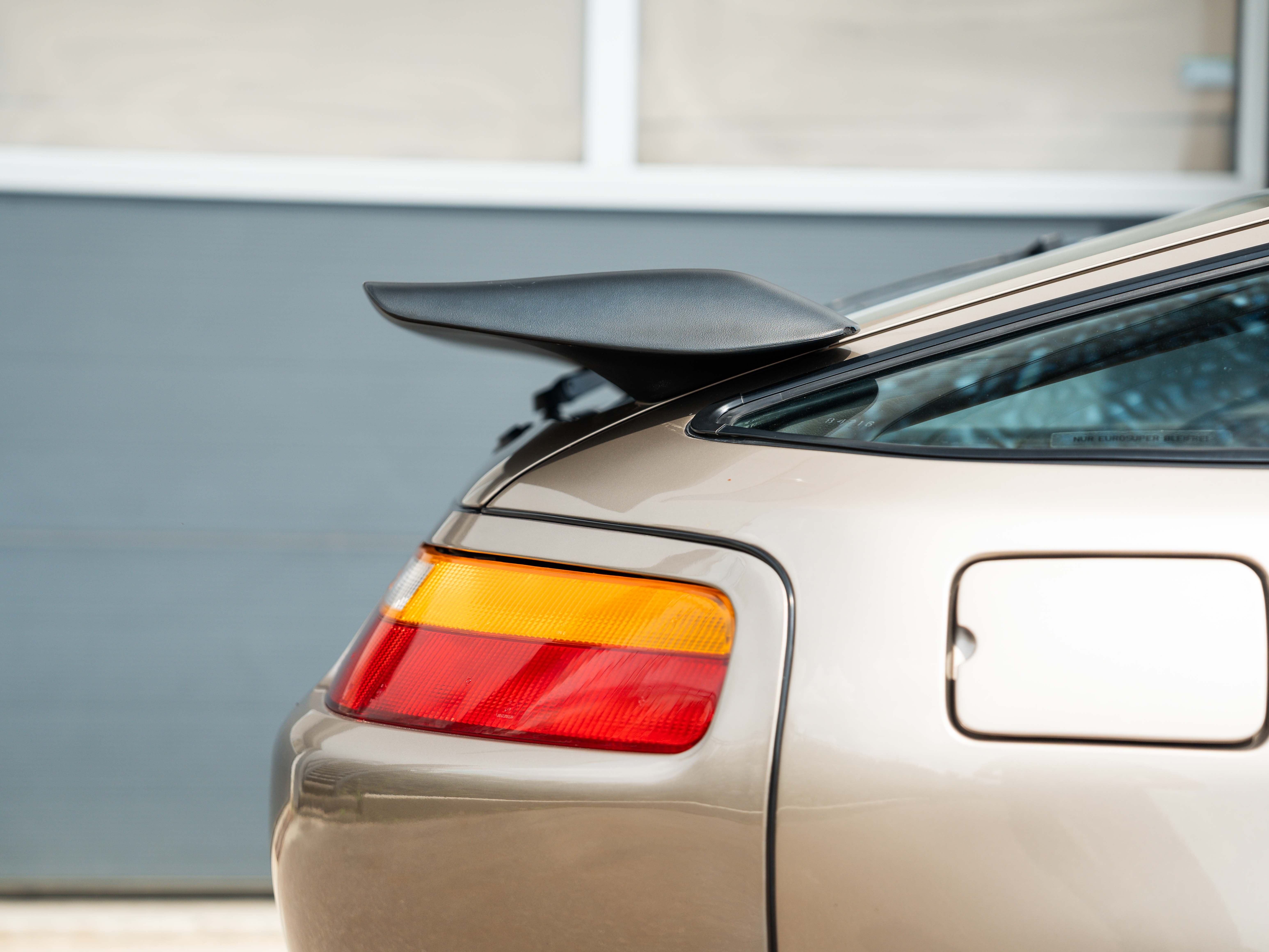 Porsche 928  S4 Platinum metallic 