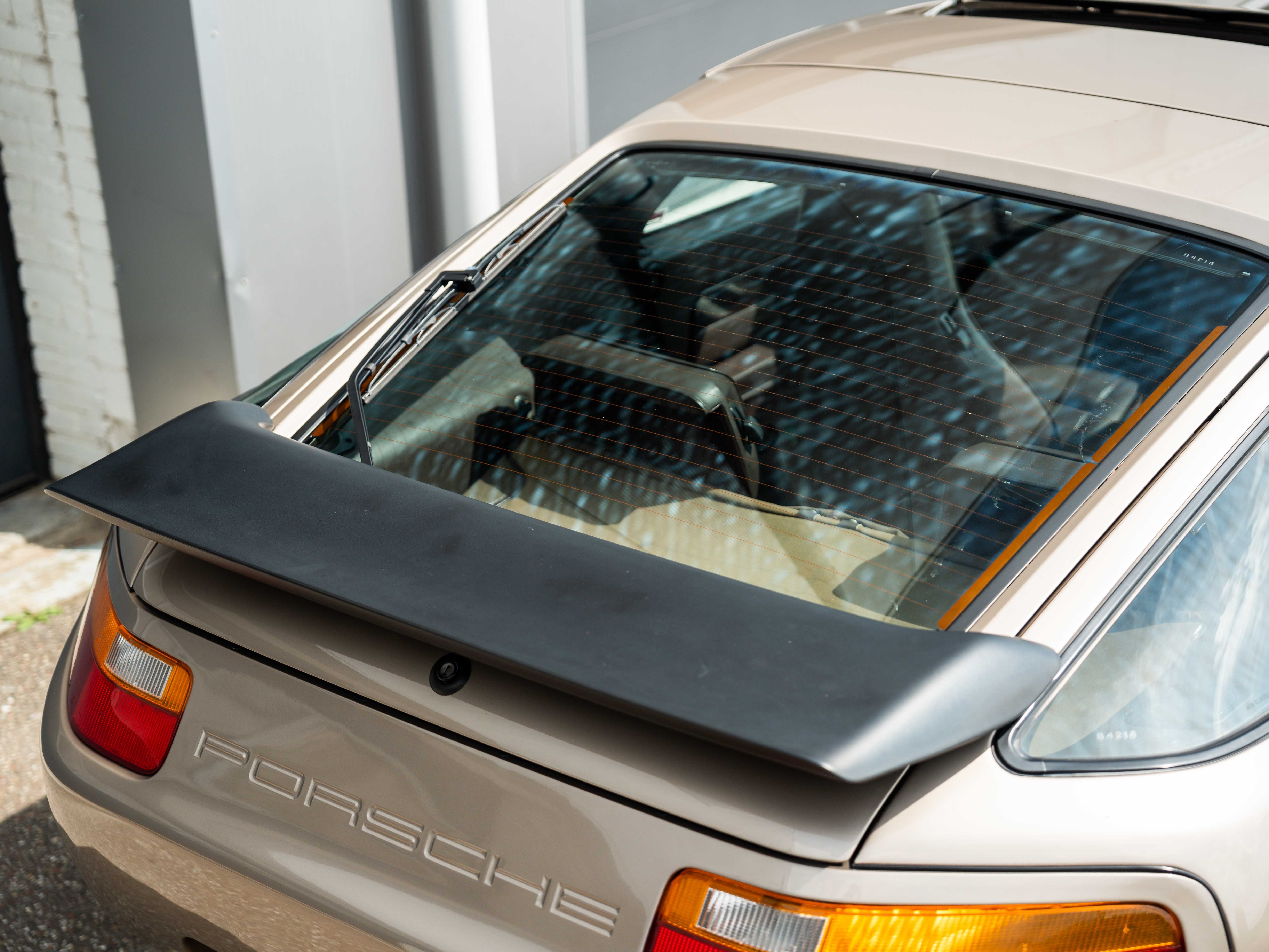 Porsche 928  S4 Platinum metallic 