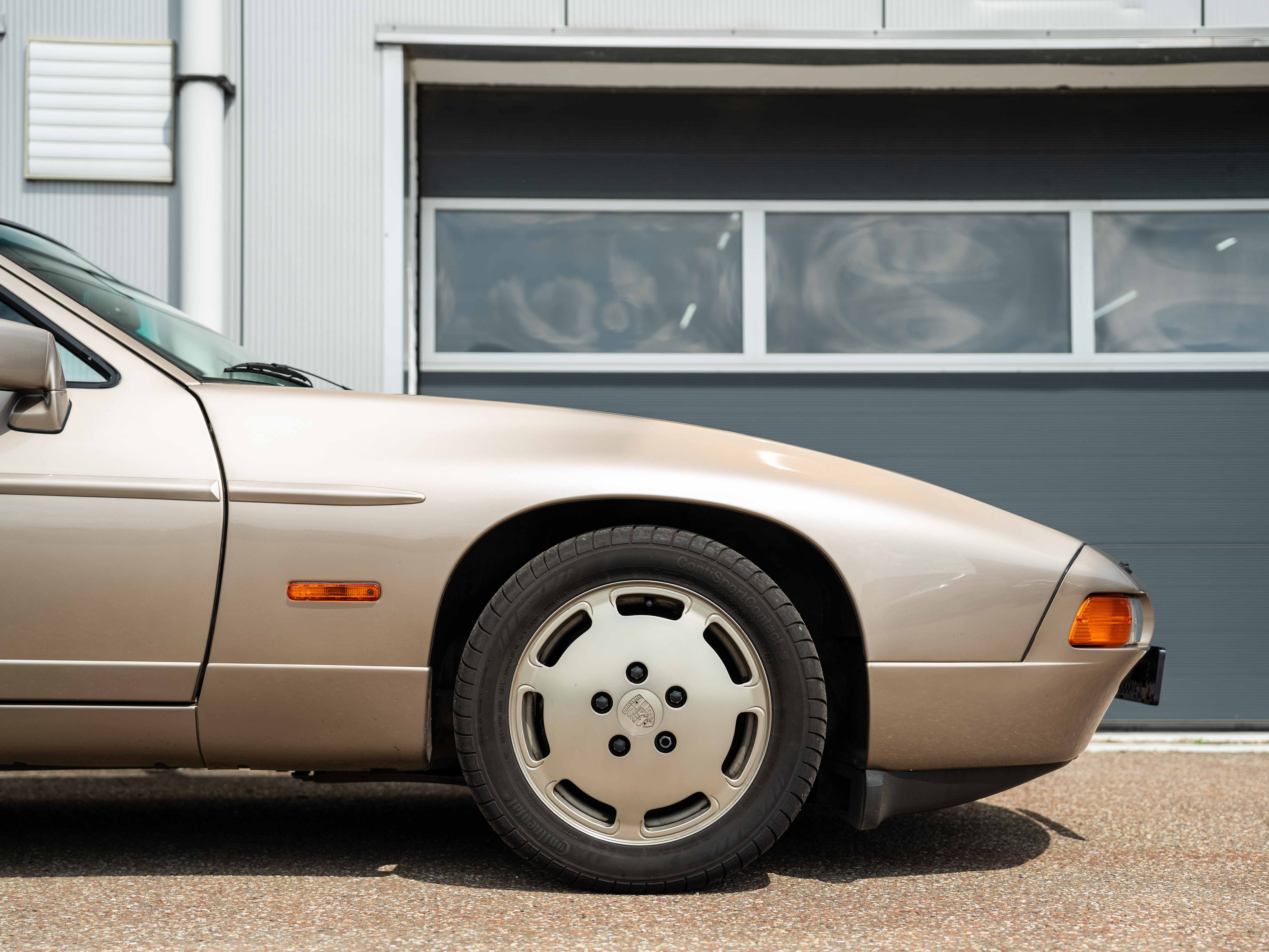 Porsche 928  S4 Platinum metallic 