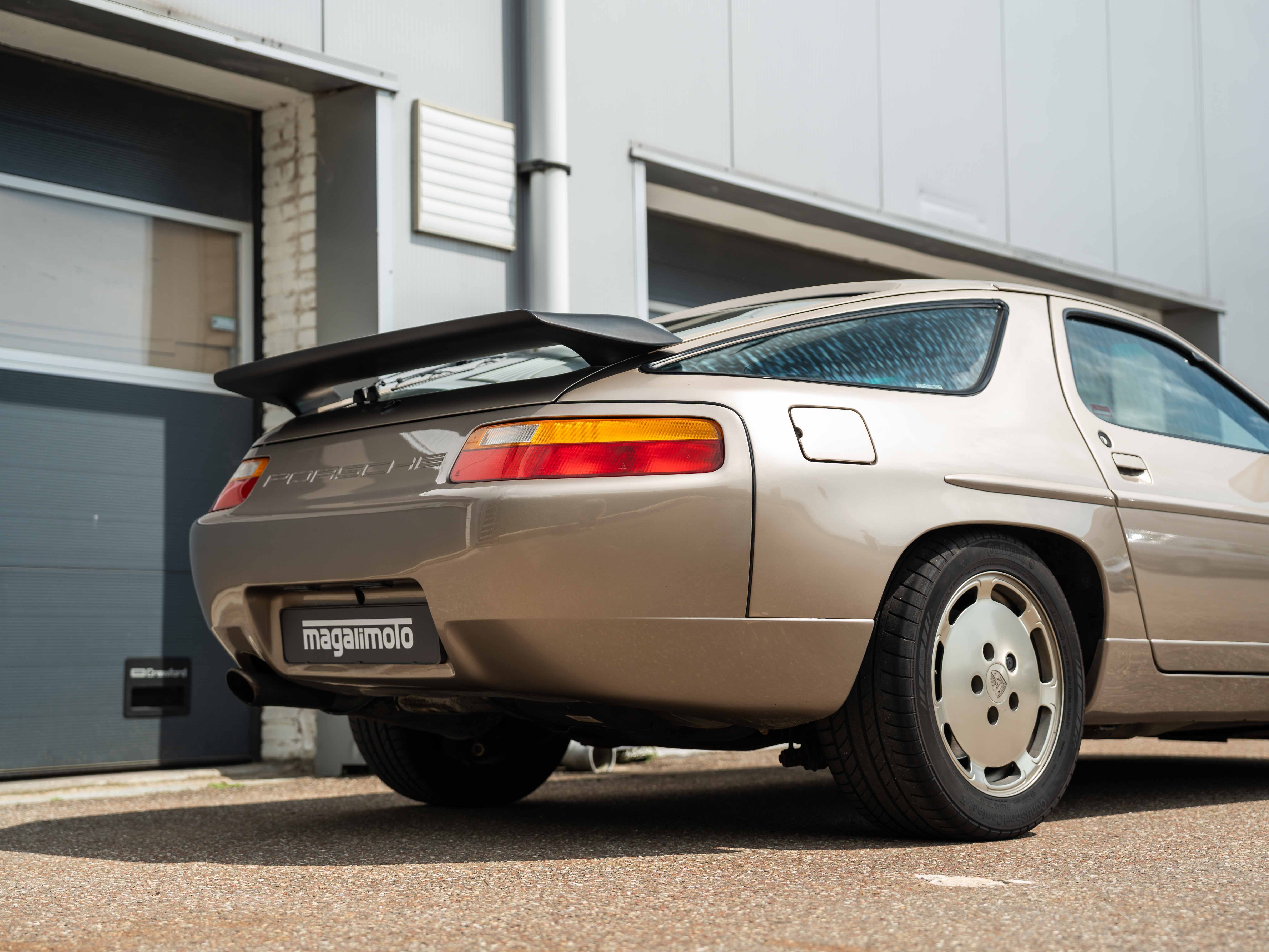 Porsche 928  S4 Platinum metallic 