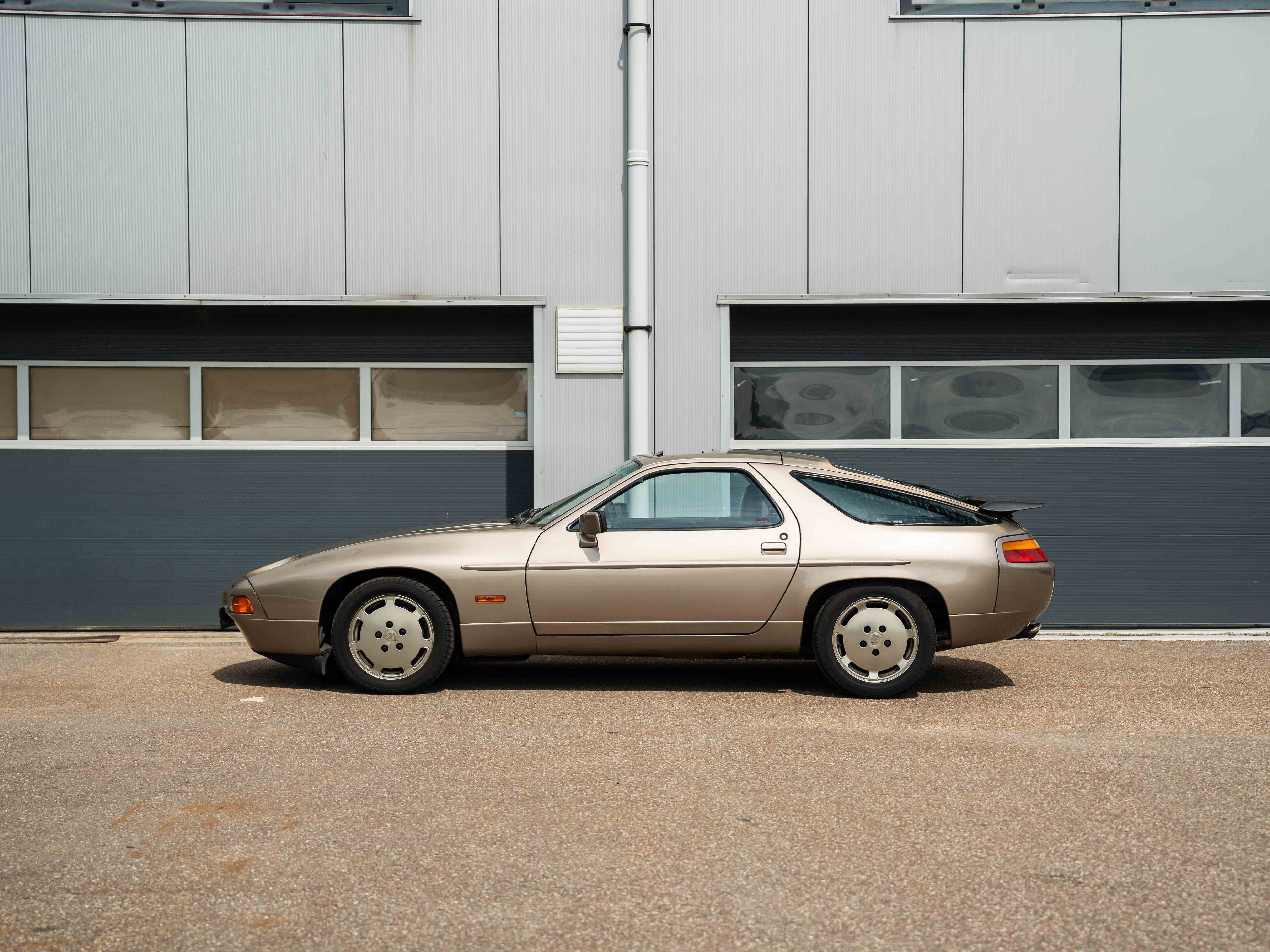 Porsche 928  S4 Platinum metallic 