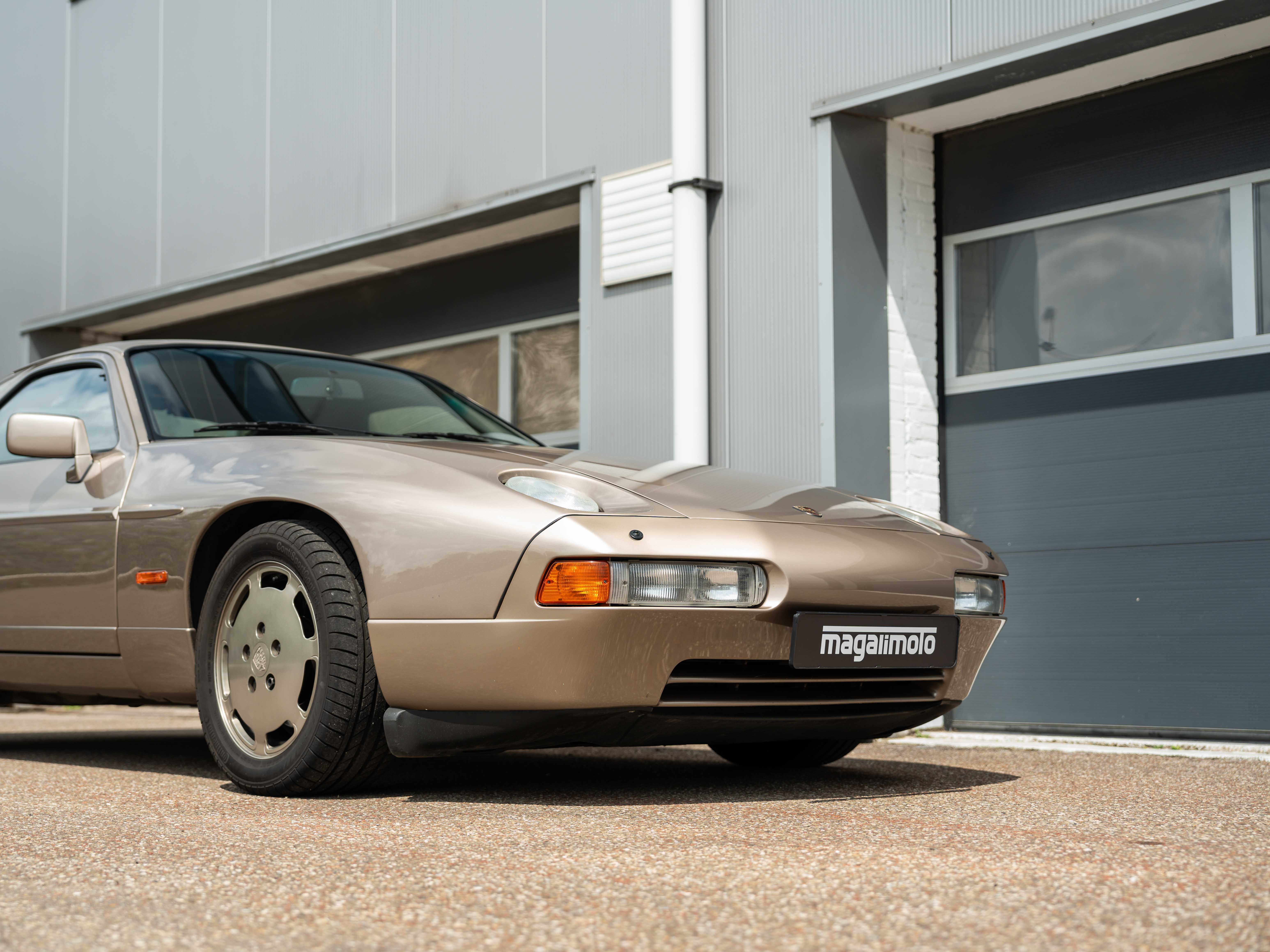Porsche 928  S4 Platinum metallic 