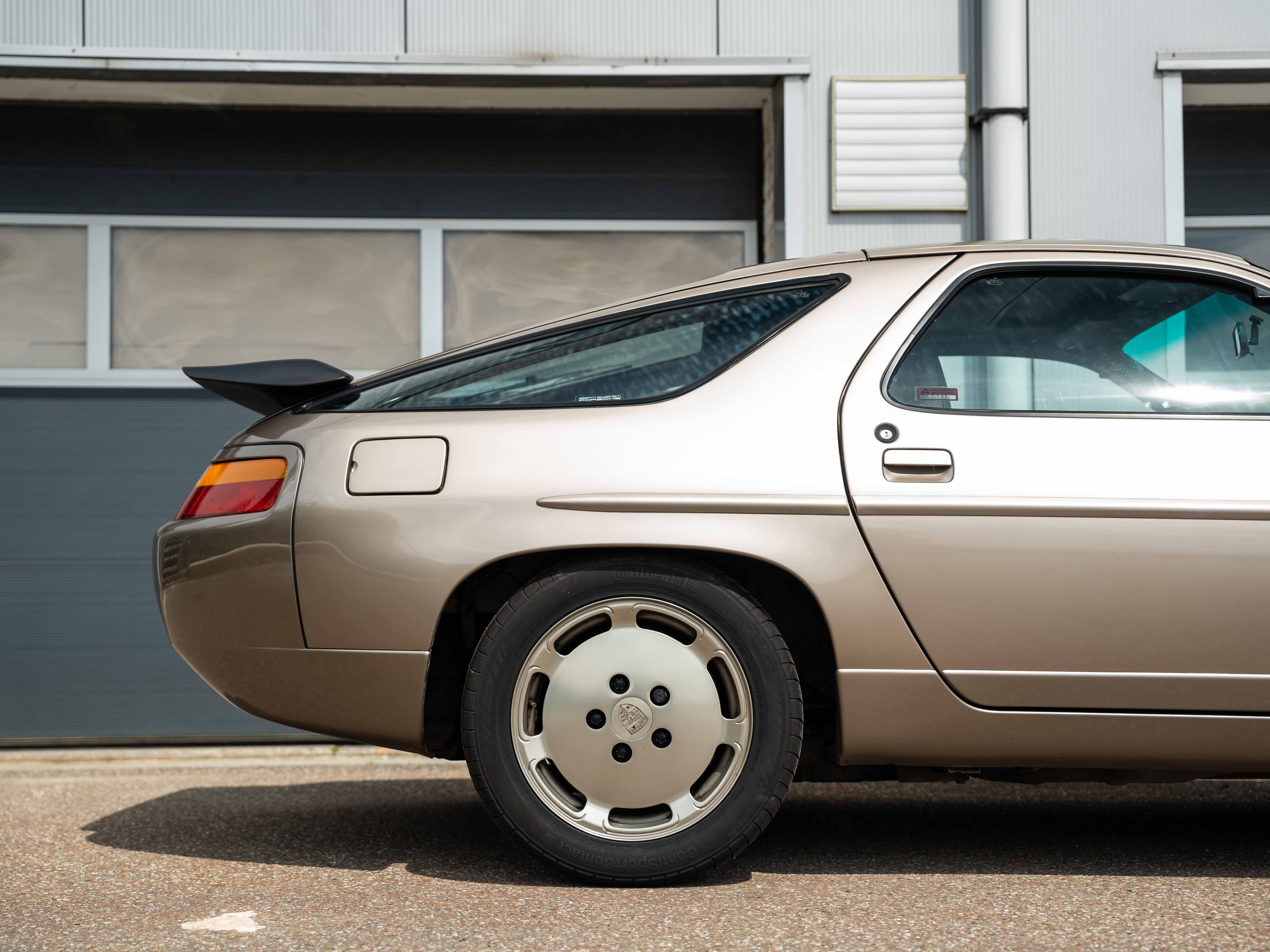 Porsche 928  S4 Platinum metallic 