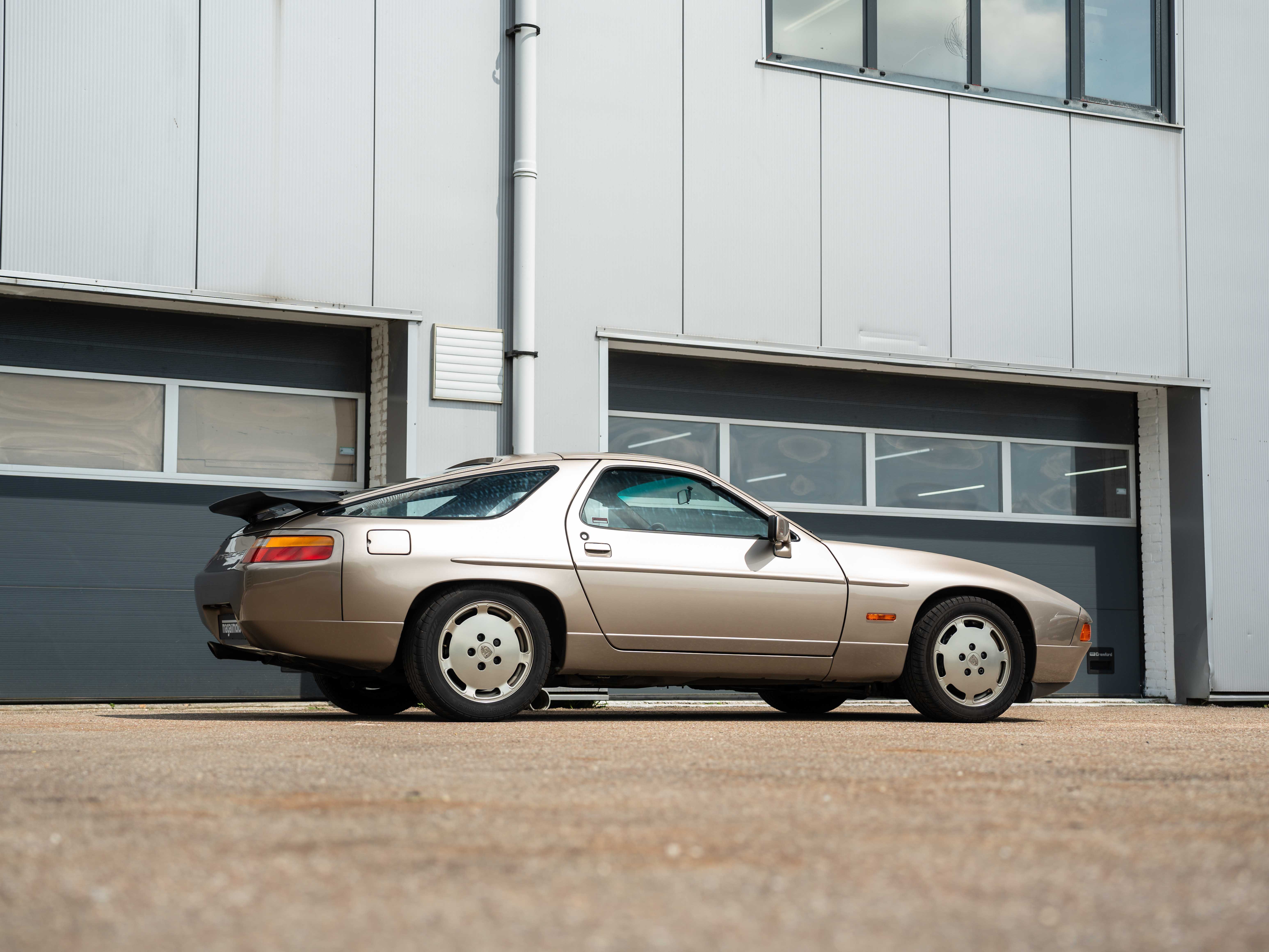 Porsche 928  S4 Platinum metallic 