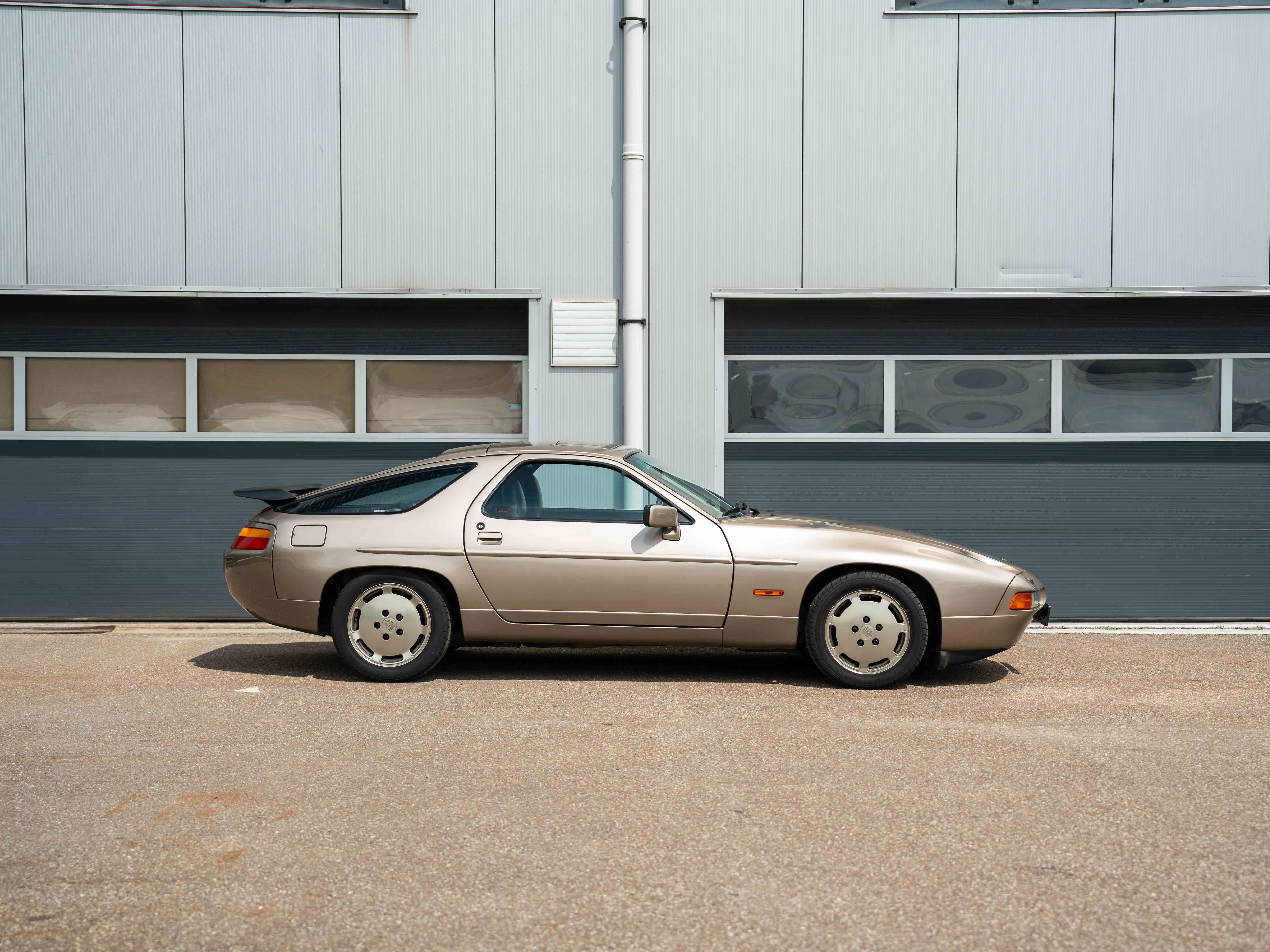 Porsche 928  S4 Platinum metallic 
