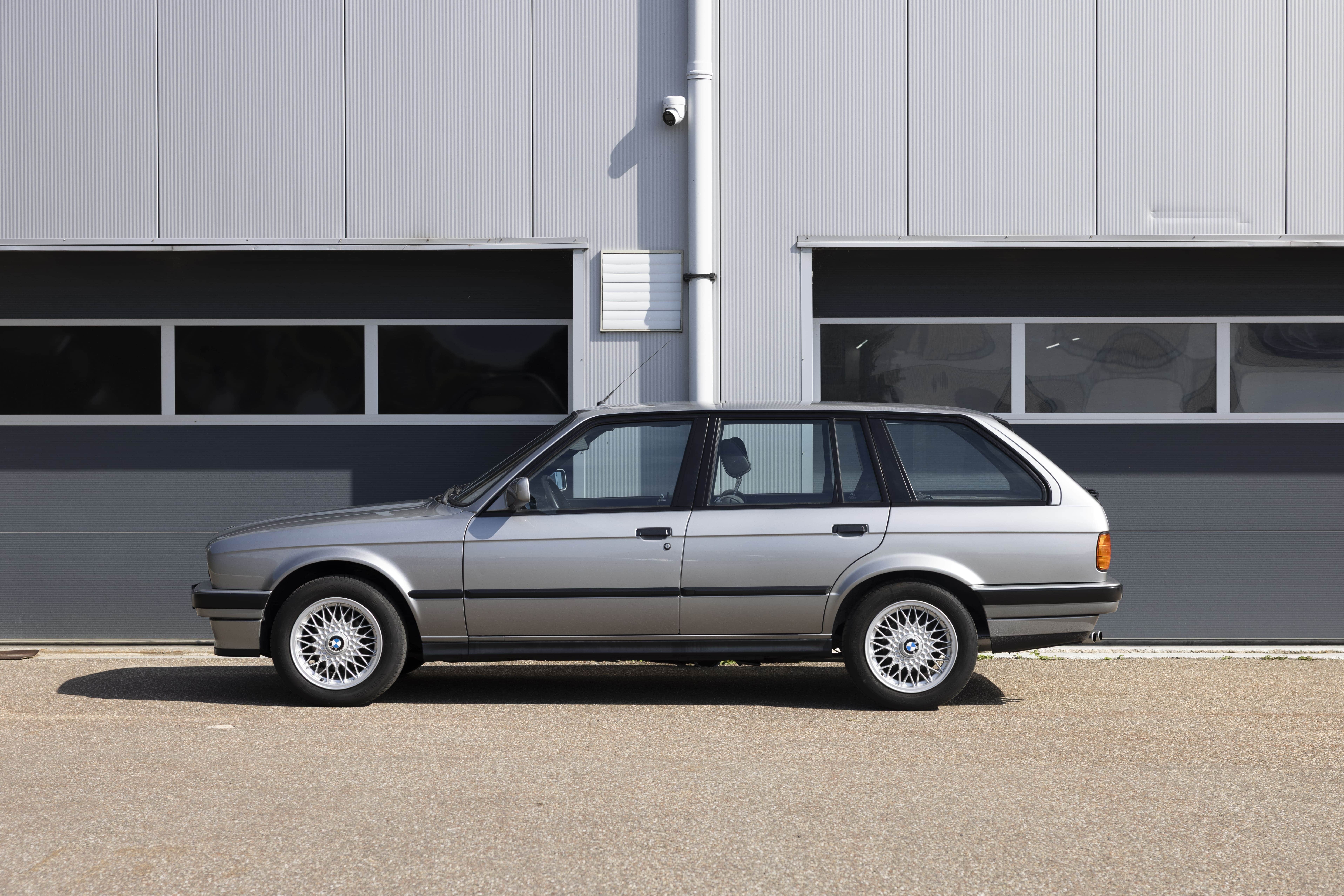 BMW E30 325i Touring Lachssilber