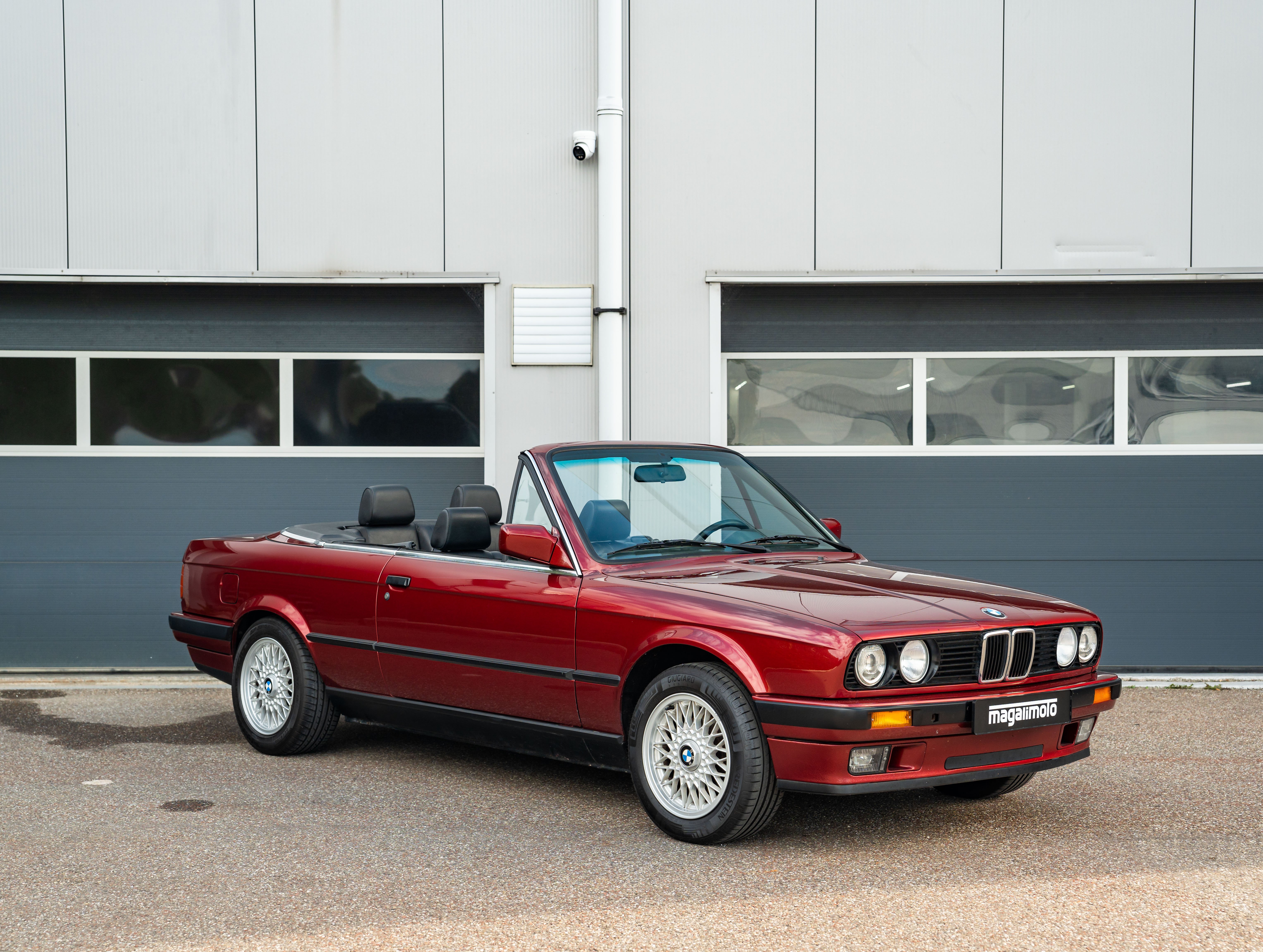 BMW E30 320i